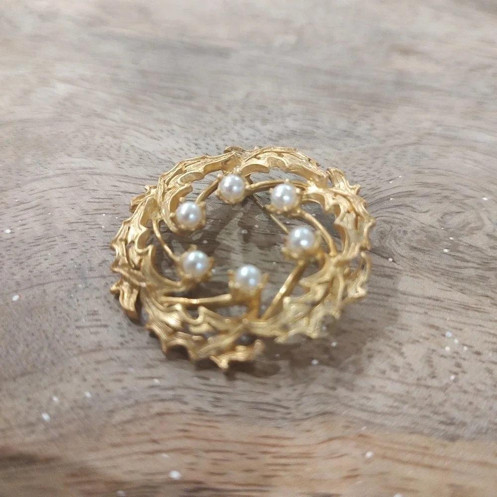 Vintage Gold Metal & Pearl Wreath Pin‎ Holiday Grandma Core Formal Gift Whimsy